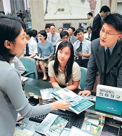 3일 각 은행별로 은행보험상품인 방카쉬랑스 판매가 개시된 가운데, 서울 중구 을지로 하나은행 본점을 찾은 고객들이 점원에게 방카쉬랑스 상품에 대해 문의하고 있다. 박주일기자