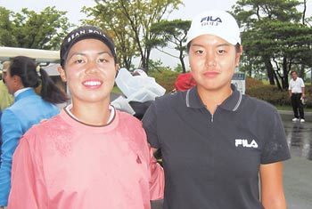 “아리야 반갑다”‘역시 고국의 품은 따뜻하네요.’ 3일 아스트라컵 제17회 한국여자오픈 프로암대회에 나선 송아리(왼쪽)와 한희원이 인사를 나눈 뒤 다정히 포즈를 취하고 있다. 부산=김종석기자