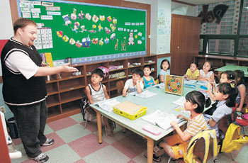 유아들에게 무리하게 조기 영어 교육을 시킬 경우 심리적 측면이나 발달 과정에서 문제를 일으킬 수 있다. 한 사설영어학원에서 어린이들이 외국인 강사에게서 영어를 배우고 있다. -동아일보 자료사진