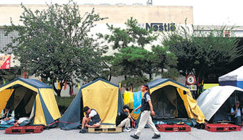 다국적 식품회사인 한국네슬레는 노조 파업에 대응해 3일 직장폐쇄를 결정했다. 두 달째 파업을 하고 있는 노조원들이 청주 생산공장 앞에 천막을 치고 농성하고 있다. -이훈구기자