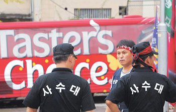 한국네슬레의 노조 ‘사수대’들이 3일 직장폐쇄된 청주공장 앞에서 서성이고 있다. 한국네슬레는 두 달째 노사 갈등을 겪고 있다. -이훈구기자