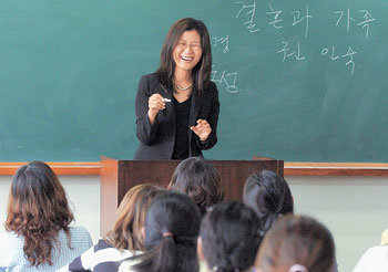 1986년 ‘부천서 성고문 사건’의 피해자였던 권인숙씨가 명지대 교수로 취임해 3일 서울 캠퍼스에서 학생들을 상대로 ‘결혼과 가족’이란 제목의 강의를 하고 있다. -연합