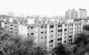 서울시가 재건축 허용연한 기준연도를 당초보다 3년 늦추기로 함에 따라 서울지역 재건축 아파트의 사업추진이 6년씩 빨라질 전망이다. 특히 1981∼82년 준공된 아파트는 올해부터 사업절차를 밟을 수 있게 돼 가장 큰 수혜를 받을 것으로 보인다. 이번 조치로 재건축 추진이 가능해진 서울 강동구 고덕주공 전경. 동아일보 자료사진