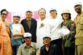 8월27일 인사동 관훈갤러리에서 열린 ‘라이파이’ 회고전을 찾은 라이파이 열혈팬들이 만화가 김산호씨(뒷줄 가운데)와 함께 사진을 찍고 있다.