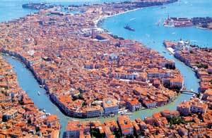 상공에서 내려다 본 베네치아. 진흙과 개펄 위에 지어진 도시 베네치아는 12세기부터 18세기에 이르는 다양한 양식의 건축물들을 고스란히 간직하고 있어 지금도 빼어난 관광 명소로 각광받고 있다.사진제공 한길사