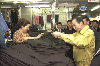 4일 오후 11시경 서울 중구 신당동 제일평화시장을 찾은 이명박 서울시장(오른쪽)이 물건을 고르며 상인과 이야기를 나누고 있다. -사진제공 서울시