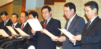 현명관 전경련 부회장(오른쪽에서 세번째) 등 재계 인사들이 5일 기업의 부패 방지를 다짐하는 결의문을 읽고 있다. -이훈구기자