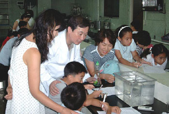 7월 세제 독성 실험에 참가한 산소수비대 어린이와 부모들이 수비대장 이건식씨(왼쪽에서 두번째)와 함께 물고기의 상태를 살펴보고 있다. -사진제공 산소수비대