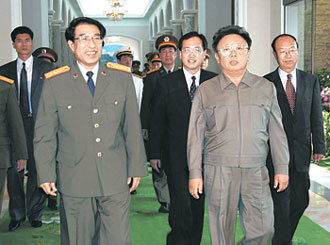 중국 베이징 6자회담을 일주일 앞둔 지난달 20일 북한을 방문한 쉬차이허우 중국군 총정치부 주임(왼쪽)과 김정일 국방위원장이 나란히 회의장에 들어서고 있다. -동아일보 자료사진