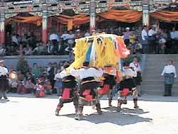 티베트 장족의 ‘유월회’. 신을 모신 가마를 들고 마을을 돌면서 악귀를 물리치는 의식은 한국 전통의 지신밟기와 유사하다. 사진제공 KBS
