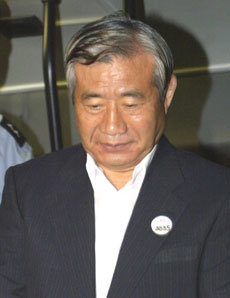 한광옥 전 대통령비서실장이 8일 선고공판에 앞서 호송차에서 내려 서울지방법원 법정으로 들어가고 있다. -김미옥기자