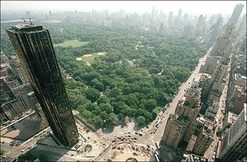 전망좋은 뉴욕의 초호화 고층아파트들은 2000만달러를 호가한다. AOL 타임워너 센터 아파트에서는 센트럴 파크가 한눈에 보인다. -사진제공 뉴욕타임스