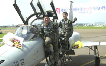 8일 한국 공군 사상 최고기록인 10만 시간 무사고 비행 기록을 수립한 공군 제10전투비행단 제201전투 비행대대의 대대장인 박대홍 중령(왼쪽)과 박윤식 중위가 엄지손가락을 치켜세우며 기뻐하고 있다. -공군 제공