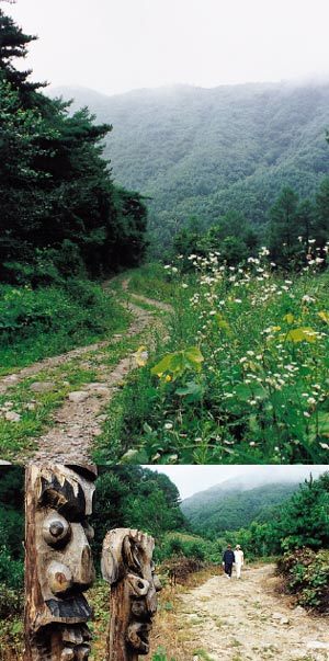 문명의 자취라곤 찾아볼 수 없는 죽령 옛길. 죽령 옛길 초입에 서 있는 장승들