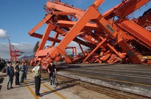 ‘매미’에 꺾인 컨테이너크레인40t급 컨테이너크레인도 태풍 ‘매미’의 위세에 눌려 제대로 서 있을 수 없었다. 13일 부산 자성대 부두에서 부두 관계자들이 무너진 크레인을 어이없는 표정으로 살펴보고 있다. 부산=뉴시스