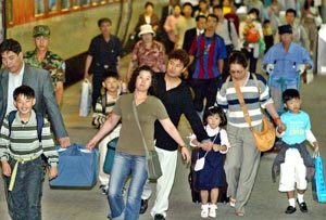 태풍 ‘매미’로 인해 도로가 침수되고 철로가 유실돼 전국적으로 극심한 귀경길 정체를 빚었다. 하지만 서둘러 열차를 타고 귀경길에 오른 사람들은 13일 오전 서울역에 도착, 고향의 정이 담긴 짐 꾸러미를 들고 플랫폼을 빠져나오고 있다.-이훈구기자