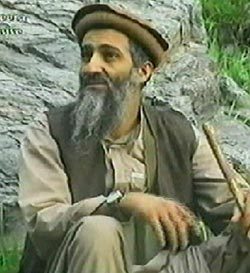 아랍 위성방송 알 자지라 TV에 10일 방영된 오사마 빈 라덴의 모습. 촬영된 장소는 확인되지 않았다. -사진제공 알자지라