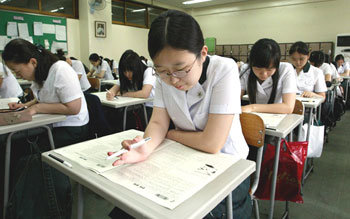 대학수학능력시험을 50일 앞둔 수험생들은 지금까지 공부한 내용을 중심으로 마무리하는 것이 좋다. 서울 이화여고 학생들이 수능 모의고사를 치르고 있다. -동아일보 자료사진