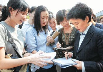 강금실 법무부 장관(맨 오른쪽)이 15일 서울대에서 강연을 마친 뒤 몰려든 학생들에게 사인을 해주고 있다. -박주일기자