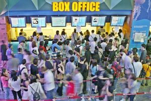 최근 한국 영화는 시장 점유율 50%에 이를 정도로 급성장했지만 박스 오피스 집계에 있어서는 낙후된 상태에 머물고 있다. 서울 강남구 삼성동의 한 멀티플렉스 극장에 몰려든 관객들. 동아일보 자료사진