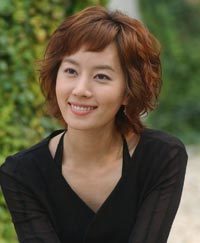 20일 시작하는 KBS2 주말드라마 ‘진주 목걸이’에서 처음 주연을 맡는 탤런트 김유미. 그는 털털하고 무덤덤한 기남과 따뜻하고 자상한 준혁 사이에서 삼각관계를 이루는 ‘난주’ 역을 맡는다. 사진제공 KBS