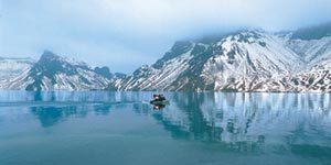 지난 2000년 9월 하순에 찾은 해발 2200m의 백두산 천지. 천지는 9월이면 겨울에 접어들어 눈이 쌓인다. 고무보트는 천지의 산천어 연구용. 조성하기자