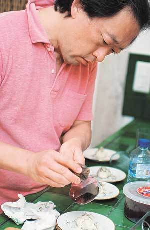 정명훈이 감자퓌레 요리의 마무리로 트뤼프 버섯을 갈아서 얹고있다. 동아일보자료사진