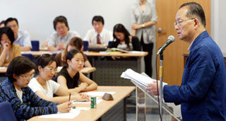 특강 ‘음악이란 무엇인가’를 진행 중인 이강숙 한국예술종합학교 석좌교수. 그는 “음악의 뿌리는 삶이며 음악은 그 뿌리에서 핀 꽃”이라고 강조했다. -전영한기자