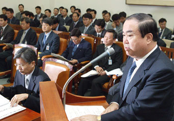 18일 국회 운영위에 참석한 문희상 대통령비서실장이 업무보고를 하고있다. -서영수기자