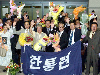 해외민주인사 33명이 19일 인천국제공항에 도착해 환영의 꽃다발을 받아들고 손을 흔들어 답례하고 있다. 짧게는 10여년, 길게는 40여년 만에 한국 땅을 밟은 이들은 감격에 겨워 눈시울을 붉히고 기쁜 표정을 감추지 못했다. -인천=전영한기자