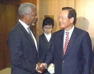 미국을 방문 중인 최병렬 한나라당 대표(오른쪽)가 18일 오전 유엔을 방문해 코피 아난 사무총장과 악수하고 있다. -유엔=국회사진기자단