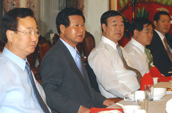 19일 서울 여의도의 한 음식점에서 열린 동교동계 모임에서 한화갑 전 민주당 대표(왼쪽에서 두 번째)가 발언하고 있다. -김경제기자