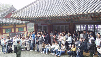 국민대 국사학과의 교수와 학생들은 공동연구라는 형식을 통해 문화권별 답사연구서를 기획 출간했다. 올 4월 전남 강진군 백련사에서 설명을 듣고 있는 학생들. -사진제공 국민대 국사학과-