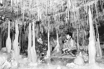‘환상과 신비의 세계.’ 절경을 자랑하는 제주 당처물동굴을 탐사하고 있는 동굴 탐험가들. 당처물동굴은 천연기념물 384호로서 세계에서 유일한 용암지대 내의 석회동굴이다. 제주=석동율기자