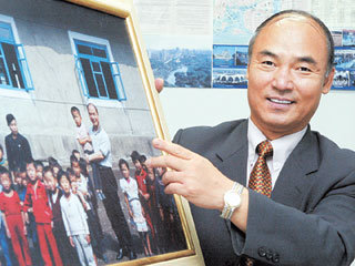 이일하 굿네이버스 회장이 굿네이버스가 후원하는 북한 육아원의 어린이들과 함께 찍은 사진을 들고 대북지원사업 내용을 설명하고 있다. -권주훈기자