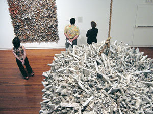 호놀룰루 현대미술관에서 관람객들이 한지로 싼 스티로폼으로 만든 전광영씨의 작품을 구경하고 있다. -허문명기자