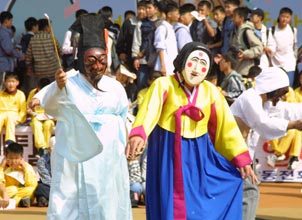 하회별신굿 탈놀이 가운데 백정이 부네(기녀)에게 수작을 거는 장면. 26일 개막될 올 안동국제탈춤 페스티벌에서는 국내외 탈춤 공연을 두루 즐길 수 있다. 동아일보 자료사진