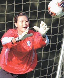 “이번에는 이긴다.” 한국여자축구대표팀의 골키퍼 김정미가 24일 훈련 도중 날아오는 볼을 안정된 자세로 잡으려 하고 있다. 워싱턴=연합