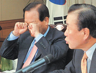 25일 안기부 예산의 총선자금 전용 사건에 관한 대책을 논의하기 위해 열린 한나라당 상임운영위원회에서 최병렬 대표(왼쪽)가 피곤한 듯 손등으로 눈을 비비고 있다. -서영수기자