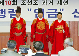 ‘조선조 과거 재현 행사 임금 선발대회’에 참가한 서울 시민들이 곤룡포를 입고 심사를 받고 있다. 과거 재현 행사에서 일반 시민을 대상으로 임금을 선발하기는 이번이 처음이다. 지난해까지는 유명 인사가 임금 역을 맡았다. -권주훈기자