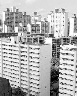 9월 말 현재 집값 기준으로 모기지론 제도를 이용해 살 수 있는 서울지역 아파트는 비인기지역 소형 평형에 불과하다. 그렇기 때문에 내년부터 시행되는 이 제도가 활성화되기 위해서는 무엇보다 집값 안정이 중요하다는 것이 전문가들의 공통된 지적이다. 동아일보 자료사진