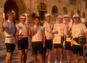 그리스 아테네에서 열린 울트라 마라톤에 도전장을 낸 한국인 철각 7명이 대회 시작에 앞서 파이팅을 외치고 있다. 이 가운데 박태근(왼쪽에서 세 번째) 김현우(가운데) 김회씨(오른쪽에서 두번째)가 246km 완주에 성공했다. -사진제공 황헌씨(그리스 아테네 거주)