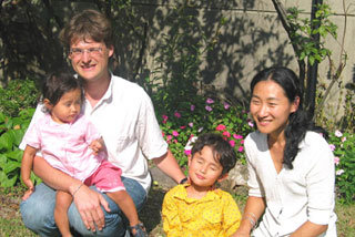 27년만에 어머니와 상봉한 입양아 출신의 재독 화가 장영주씨(오른쪽)와 가족. -사진제공 장영주씨