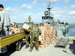 28일 울릉도 저동항에 정박한 해군 함정에서 군장병들이 서울 서초구민이 보낸 위문품을 옮기고 있다. -사진제공 울릉군