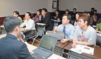 스스로 게임 시간을 자제할 수 없으면 게임 중독에 빠져 있을 공산이 크다. 24일 서울 강남구 압구정동 현대백화점에서 열린 ‘자녀의 게임 중독 예방과 지도’ 첫 강연. -권주훈기자
