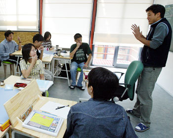 이우학교 수업은 학생이 주도적으로 참여하는 방식으로 진행된다. 이우학교 고교생들이 국사 시간에 19세기 조선의 상황에 대해 자유롭게 토론하고 있다. -성남=박주일기자