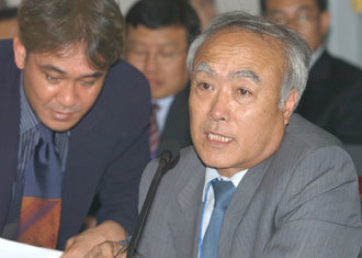 29일 문예진흥원에서 열린 국회 문화관광위원회의 국정감사에서 현기영 문예진흥원장(오른쪽)이 한 직원의 도움을 받으며 국회의원들의 질문에 답변하고 있다. -연합