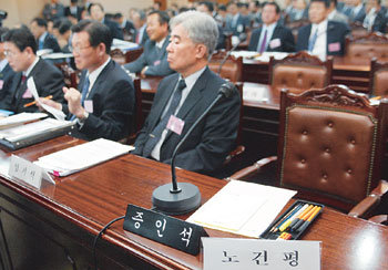 29일 국회 정무위의 금융감독위 국감에서 의원들은 노무현 대통령이 경영에 관여했던 생수회사 장수천에 대한 대출 문제를 따지기 위해 노 대통령의 친형 노건평씨, 측근인 안희정씨 등을 증인으로 채택했으나 모두 출석하지 않았다. -김경제기자