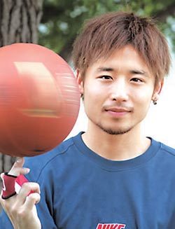 일본 선수로는 최초로 미국프로농구(NBA)에 진출한 다부세 유타가 손가락으로 농구공을 돌리고 있다. 사진제공 다부세 유타 홈페이지