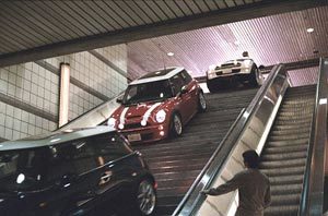 ‘이탈리안 잡’은 깔끔하고 세련되게 포장된 할리우드 영화. 이 영화에선 소형 자동차 ‘미니’를 비롯한 헬리콥터와 오토바이, 보트 등을 활용한 추격신이 돋보인다. 사진제공 UIP